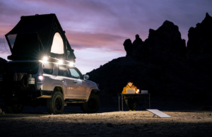 Uma das melhores maneiras de obter acesso remoto à Internet ficou ainda melhor STARLINK Mini Kit com laptop em segundo plano