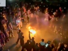 Uma força pela verdade e esperança se transformou em meu apocalipse da morte Um manifestante queima uma imagem de Ali Khamenei, Líder Supremo do Irã, durante um protesto em frente à embaixada iraniana em Londres, em 14 de janeiro.