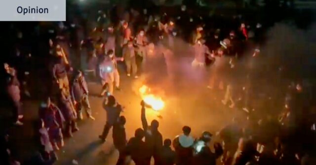 Um manifestante queima uma imagem de Ali Khamenei, Líder Supremo do Irã, durante um protesto em frente à embaixada iraniana em Londres, em 14 de janeiro.