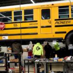 Uma nova rodovia estadual vermelha contará com carregamento de EV sem fio