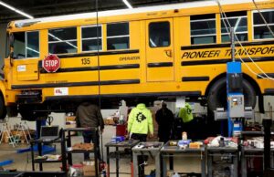 Uma nova rodovia estadual vermelha contará com carregamento de EV sem fio Uma nova rodovia estadual vermelha contará com carregamento de EV sem fio