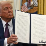 ARQUIVO - Nesta foto de arquivo de 17 de maio de 1967, o Dr. Martin Luther King fala no prédio administrativo da Universidade da Califórnia em Berkeley, Califórnia.