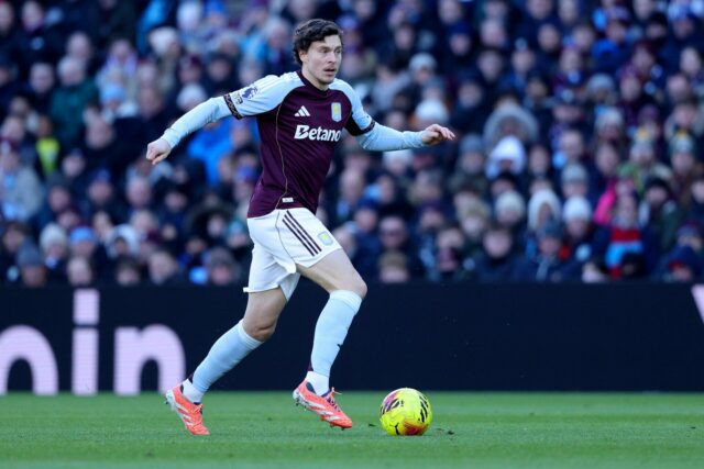 Mason Mount durante a partida da Premier League entre Manchester United e Sunderland em Old Trafford em 2025, colocou Bruno Fernandes durante o amistoso de pré-temporada entre Manchester United e Leeds United na Strawberry Arena em 2025.