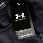 Um close de uma etiqueta Under Armour preta com