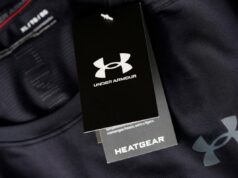 Under Armour investiga violação de dados que coloca endereços de e-mail de clientes em risco Um close de uma etiqueta Under Armour preta com