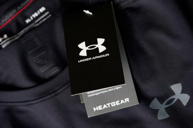 Um close de uma etiqueta Under Armour preta com 