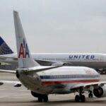 Um avião da American Airlines passa por um avião da United Airlines no aeroporto O'Hare.