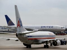 United e American Airlines aumentam os preços das passagens nos principais aeroportos dos EUA à medida que a rivalidade aumenta Um avião da American Airlines passa por um avião da United Airlines no aeroporto O'Hare.