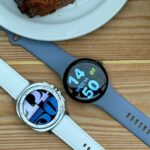 O Samsung Galaxy Watch 8 Classic em um pulso em frente a uma parede de concreto