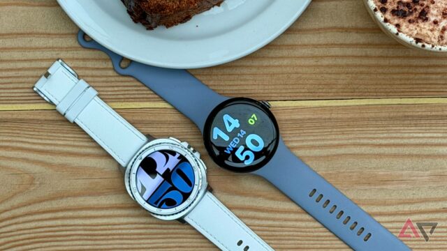 O Samsung Galaxy Watch 8 Classic em um pulso em frente a uma parede de concreto