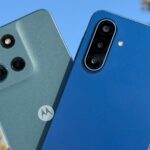 Samsung Galaxy A17 em ângulo contra uma árvore