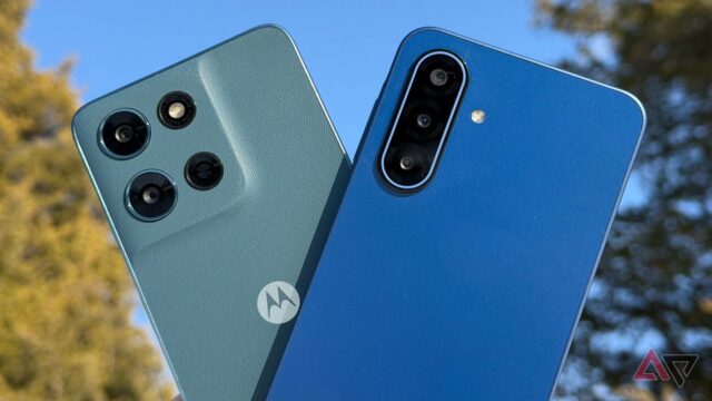 Usei o Samsung Galaxy A17 e o Moto G Play Samsung Galaxy A17 em ângulo contra uma árvore