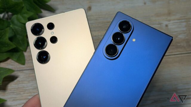 Samsung Galaxy Z Fold 7 rodeado de prêmios de carnaval