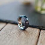 Um anel inteligente parado em cima de uma mesa.