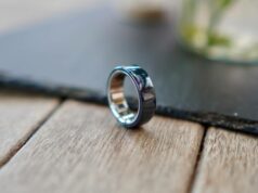 Usei uma ferramenta gratuita inteligente e a inteligência de Gêmeos para desbloquear todo o potencial do Oura Ring Um anel inteligente parado em cima de uma mesa.