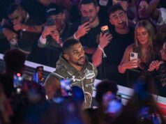 VÍDEO | Anthony Joshua presta homenagem a amigos mortos em acidente na Nigéria VÍDEO | Anthony Joshua presta homenagem a amigos mortos em acidente na Nigéria