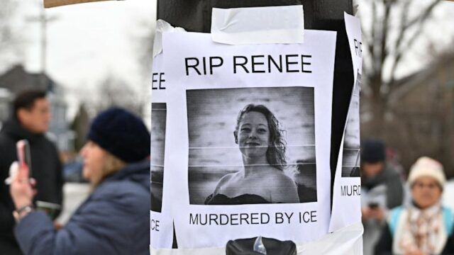 Um buraco de bala é visto no para-brisa do carro de Renee Nicole Good quando ela foi morta a tiros.