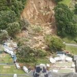 Um deslizamento de terra atingiu um acampamento no norte da Nova Zelândia, varrido pela chuva, em 22 de janeiro, deixando várias pessoas desaparecidas sob toneladas de lama.