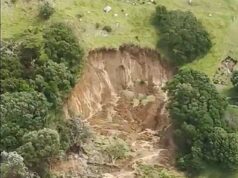 Várias crianças desaparecidas quando um deslizamento de terra destrói um acampamento popular na Nova Zelândia: o vídeo mostra o momento em que caravanas são destruídas enquanto testemunhas falam de gritos agudos de socorro… depois silêncio Um deslizamento de terra atingiu um acampamento no norte da Nova Zelândia, varrido pela chuva, em 22 de janeiro, deixando várias pessoas desaparecidas sob toneladas de lama.