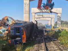 Várias pessoas morrem após queda de guindaste e descarrilamento de trem na Tailândia Várias pessoas morrem após queda de guindaste e descarrilamento de trem na Tailândia