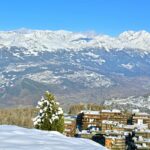 A estância de esqui de Thyon 2000, no sul dos Alpes suíços, com a famosa estância de Crans-Montana ao fundo.