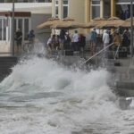 A previsão é que as ondas em algumas praias cheguem a cinco metros de altura.