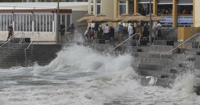A previsão é que as ondas em algumas praias cheguem a cinco metros de altura.