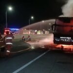 Vazamentos na mangueira de combustível, ônibus Rosalia Indah queimado na estrada com pedágio de Sragen,
