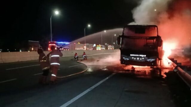 Vazamentos na mangueira de combustível, ônibus Rosalia Indah queimado na estrada com pedágio de Sragen,

