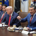 Veja Pete Hegseth beijar a bunda de Trump com fervor insano