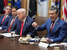 Veja Pete Hegseth beijar a bunda de Trump com fervor insano Veja Pete Hegseth beijar a bunda de Trump com fervor insano