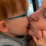 Veja as fotos de Meghan Trainor e Daryl Sabara com seus três filhos