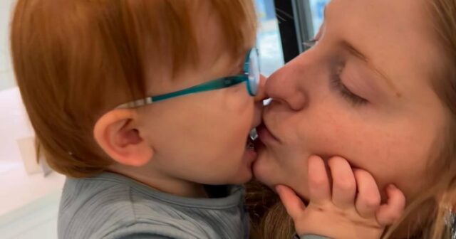 Veja as fotos de Meghan Trainor e Daryl Sabara com seus três filhos
