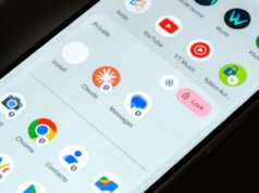 Veja como o App Lock do Android 17 lidará com notificações Mascote do Android 16 usando óculos escuros azuis com os braços levantados, cercado por ícones de aplicativos