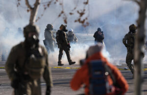 Veja os capangas da imigração de Trump provarem que são os vilões Veja os capangas da imigração de Trump provarem que são os vilões