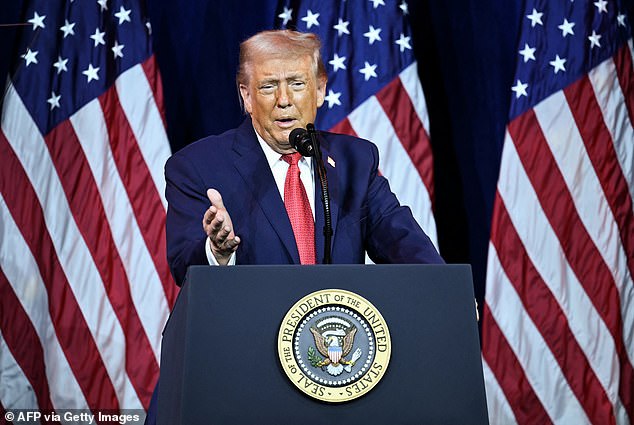 Vencedora do Prêmio Nobel da Paz da Venezuela é impedida Donald Trump (na foto) não pode receber oficialmente o Prêmio Nobel da Paz da líder da oposição venezuelana Maria Corina Machado, de acordo com o comitê que distribui o prêmio