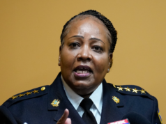 Ver: Xerife da Filadélfia chama o ICE de ‘falsos, aspirantes a policiais’ violando a lei legal e a ‘lei moral’ Ver: Xerife da Filadélfia chama o ICE de 'falsos, aspirantes a policiais' violando a lei legal e a 'lei moral'