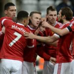 Wayne Rooney fala com Ryan Giggs no final da partida do Grupo A da Liga dos Campeões entre Manchester United e Real Sociedad em Old Trafford em 2013, em Manchester, Inglaterra.