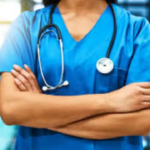 Veterinários de Pune salvam cão idoso com procedimento de tumor raro