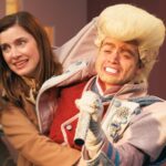 Vic Michaelis fala sobre a rivalidade oportuna de Cher de 'pessoas muito importantes', enfrentando 'Pôneis' de Peacock e a campanha de Dropout para transmitir 'Vingadores: Ultimato'