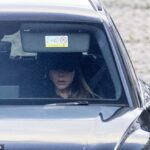 Dizem que Victoria Beckham está 'se sentindo traída' pela declaração bombástica do Brooklyn e pelas revelações dançantes, depois de passar anos protegendo-o de 'histórias sombrias' (Victoria na foto ontem)