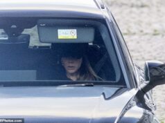 Victoria Beckham ‘se sente traída’ pela declaração bombástica e revelações de dança do Brooklyn – depois de passar anos protegendo-o de ‘histórias sombrias’ Dizem que Victoria Beckham está 'se sentindo traída' pela declaração bombástica do Brooklyn e pelas revelações dançantes, depois de passar anos protegendo-o de 'histórias sombrias' (Victoria na foto ontem)