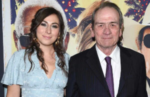 Victoria Jones, filha de Tommy Lee Jones, 34 anos, encontrada morta em hotel em São Francisco: relatórios Imagens de William Conran/PA via Getty Victoria e Tommy Lee Jones em 2002