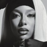 Victoria Monet faz discurso poderoso sobre orientação e nepotismo no evento Grammy da Black Music Action Coalition: 'As estruturas de poder sempre existirão: como as usamos com responsabilidade?'