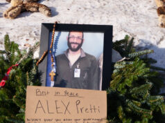 Vídeo: Agentes dos EUA foram afastados por causa do tiroteio em Pretti durante a vigília Vídeo: Agentes dos EUA foram afastados por causa do tiroteio em Pretti durante a vigília