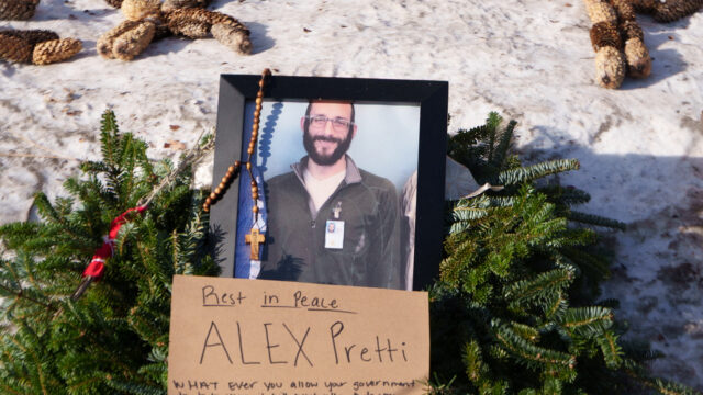 Vídeo: Agentes dos EUA foram afastados por causa do tiroteio em Pretti durante a vigília
