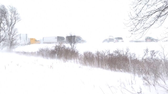 Vídeo: Mais de 100 veículos envolvidos em engavetamento durante tempestade de neve nos EUA
