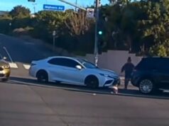 Vídeo de criança caindo de carro em movimento leva à prisão da mãe Vídeo de criança caindo de carro em movimento leva à prisão da mãe