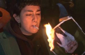 Vídeo de protesto viral contra o líder supremo do Irã desencadeia manifestações imitadoras em todo o mundo Vídeo de protesto viral contra o líder supremo do Irã desencadeia manifestações imitadoras em todo o mundo