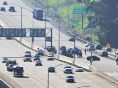 Vídeo mostra detetive de Richmond invadindo seu próprio veículo após atirar fatalmente em um homem Vídeo mostra detetive de Richmond invadindo seu próprio veículo após atirar fatalmente em um homem